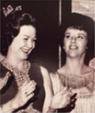 1973: Mary Kay slaví desáté výročí a počet nezávislých kosmetických poradkyň překročil 20 000
