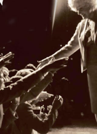 1983: Společnosti Mary Kay slaví 20. Výročí. Celkové tržby společnosti překročily hranici 300 milionů USD.