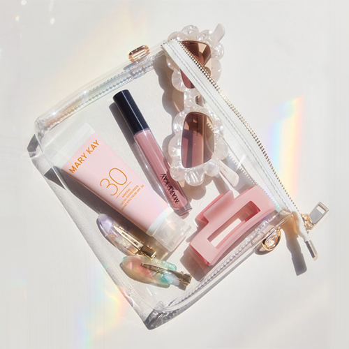 Obrázek s různými výrobky péče o pleť a o tělo s ochranným faktorem SPF značky Mary Kay na růžovém a žlutém pozadí se slunečními brýlemi 