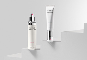 Fotka Mary Kay Clinical Solutions® Retinol 0.5 sérum a Mary Kay Clinical Solutions®Zklidňující a obnovující mléko na schodech.