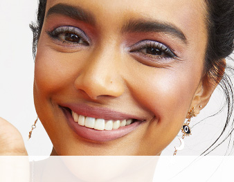 Modelka se vzhledem Digital Indulgence od Mary Kay vizážisty