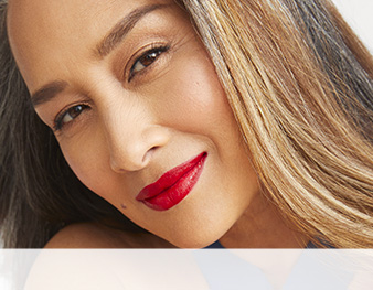 Mary Kay gelová pololesklá rtěnka v odstínu Red Smolder a modelka se vzhledem The Scarlet Smolder od Mary Kay vizážisty