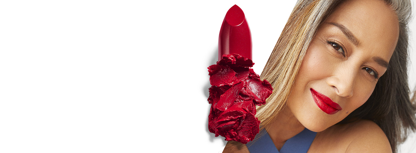 Modelka se vzhledem The Scarlet Smolder od Mary Kay vizážisty