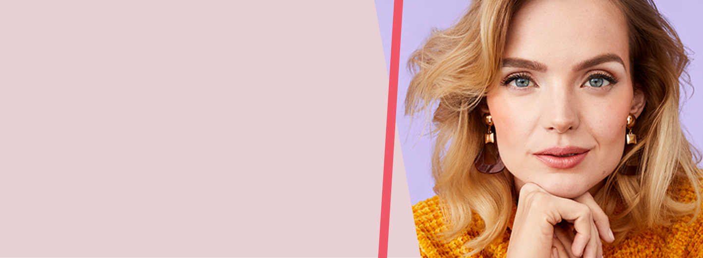 Detailní pohled na modelku s líčením No Makeup od Mary Kay na fialovém pozadí