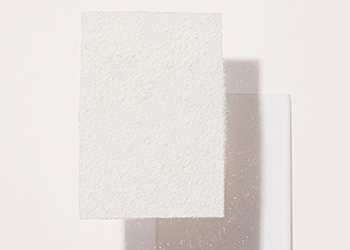 Ubrousky pohlcující mastnotu a Mary Kay® Transparentní sypký pudr naaranžované na neutrálním pozadí a vytvářející stíny.