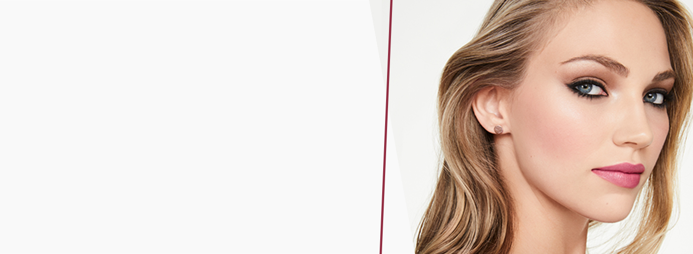 Blond žena s odvážnými očními linkami a růžovými rty před světle šedým pozadím